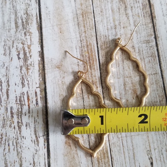 Matte Gold Moroccan shape earrings - Picture 4 of 7